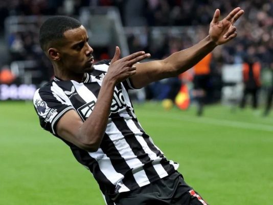Isak Không Thể Thi Đấu Cho Newcastle Cho Đến Khi Chấp Nhận Quyết Định
